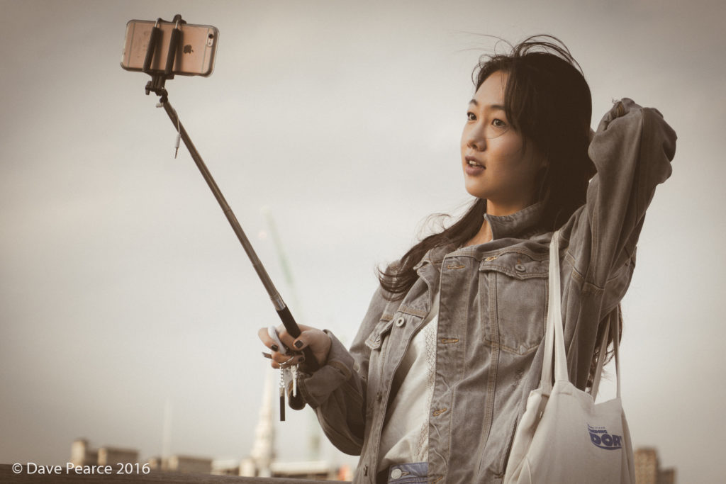 Tomar selfies es un problema de salud pública 4 Una chica toma un selfie mientras camina.