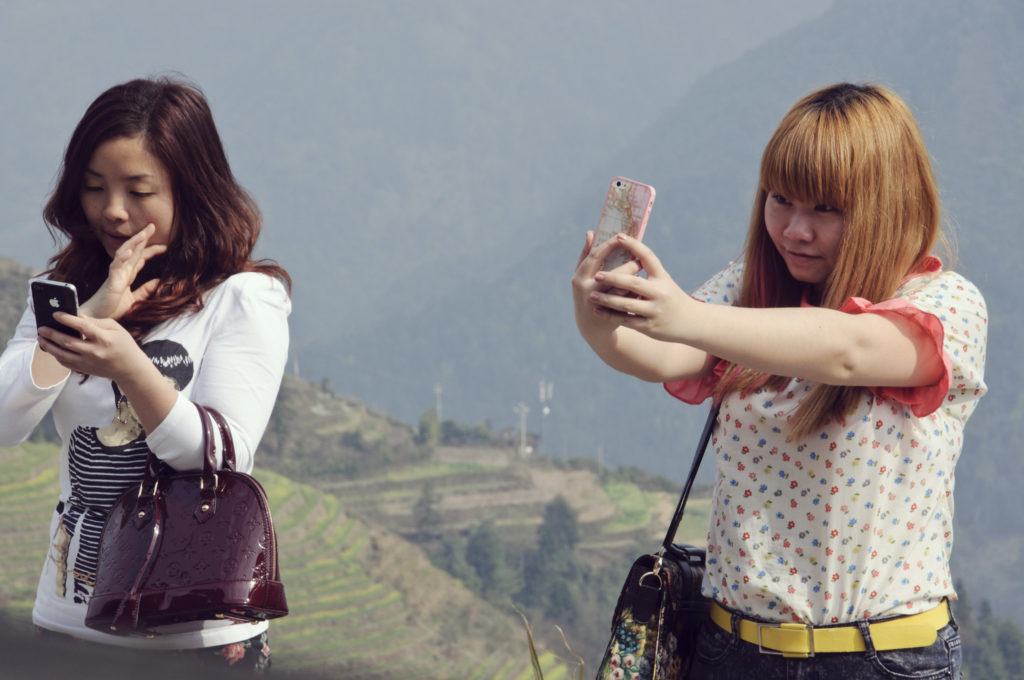 Tomar selfies es un problema de salud pública 5 Dos chicas toman un selfie con un precipicio de fondo.