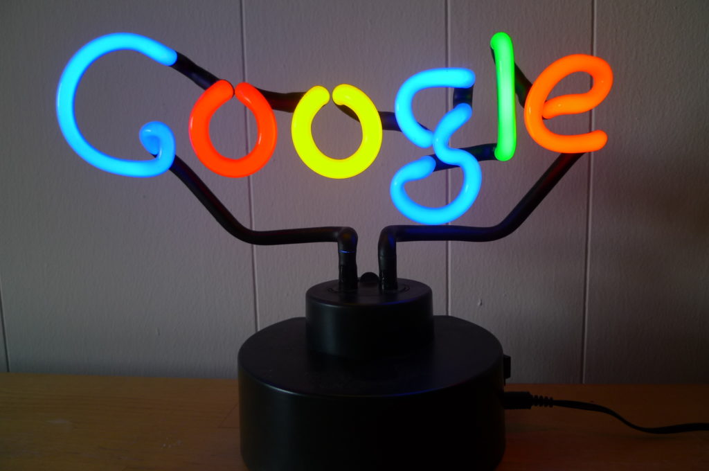 Un letrero Neon del logo de Google