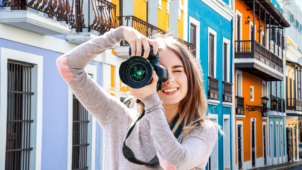 Joven toma fotos en el Viejo San Juan, en Puerto Rico