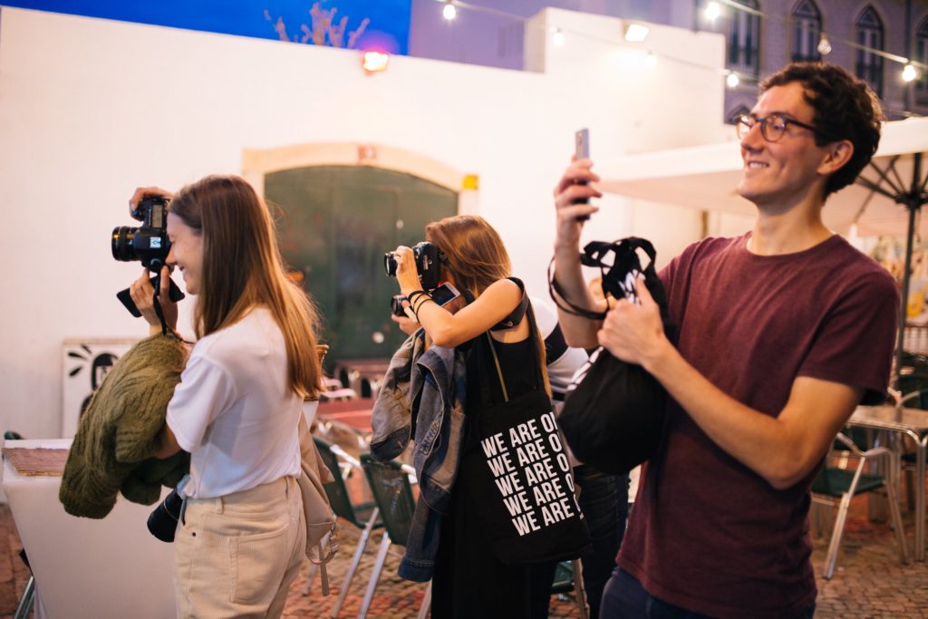 Estudiantes del curso de fotografía en Puerto Rico tomando fotos a una modelo. 
