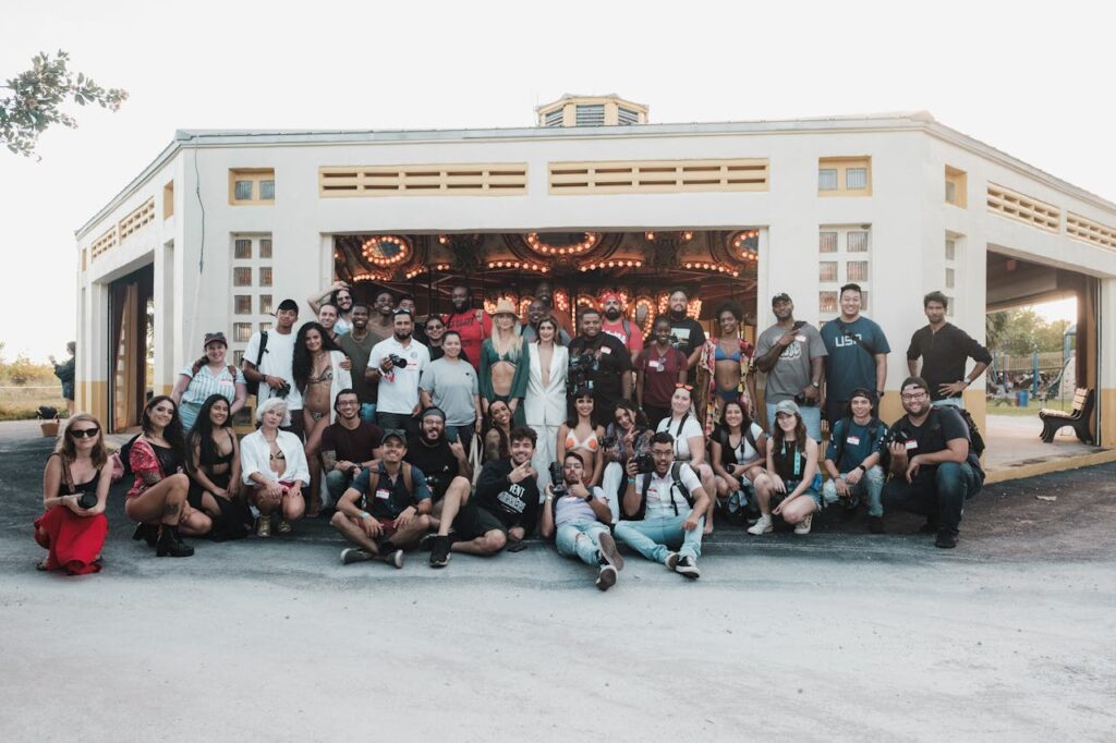 10 ideas de regalo para los amantes de la fotografía 19 Grupo de personas aprendiendo fotografía con cámaras en un taller al aire libre.